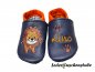 Preview: Lederpuschen dunkelblau-orange, Namen orange und Tatzen rotbraun, rechts Löwe steht orangebraun-rotbraun